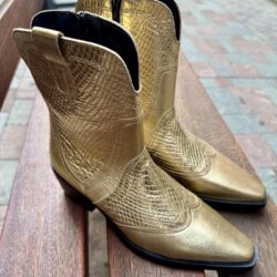 Bota Cowboy dorada de Piel con textura grabada