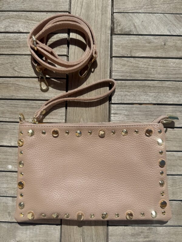 Clutch de piel tachas rosa