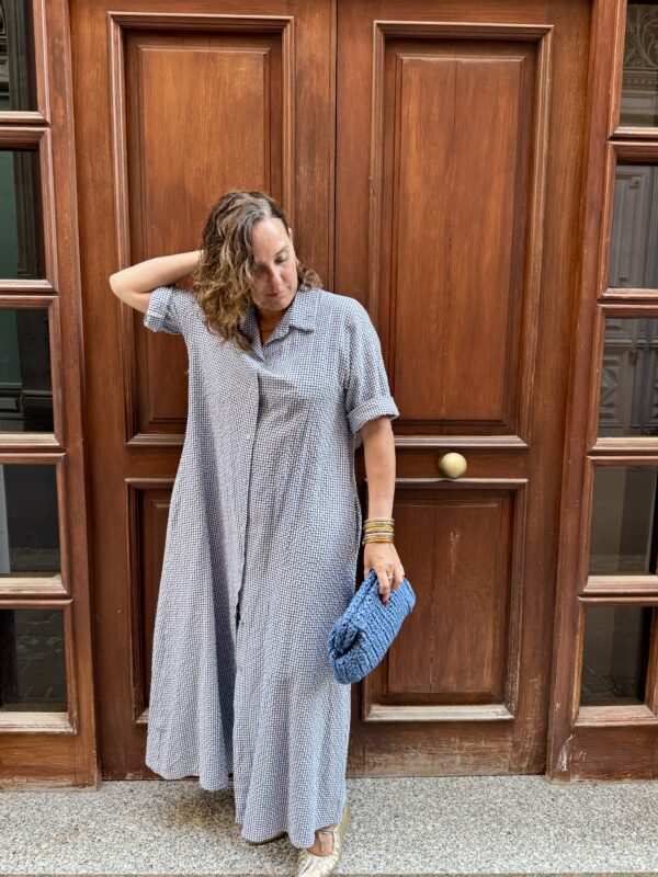 Mujer con vestido camisero largo de cuadros Vichy azul marino en Canarias