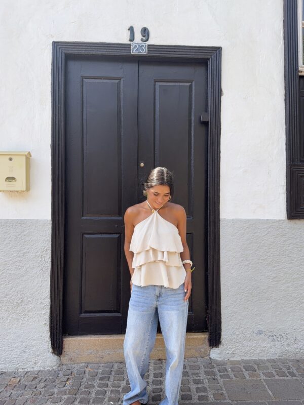 Top volantes en color crema